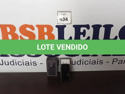 LOTE 434 - 01 IPHONE SEM TAG. (NO ESTADO EM QUE SE ENCONTRA. SUJEITO A AVARIAS OCULTAS/VISÍVEIS.)