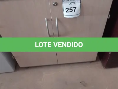 LOTE 257 - 01 ARMÁRIO BAIXO EM MADEIRA 02 PORTAS. (NO ESTADO EM QUE SE ENCONTRA. SUJEITO A AVARIAS OCULTAS/VISÍVEIS.)