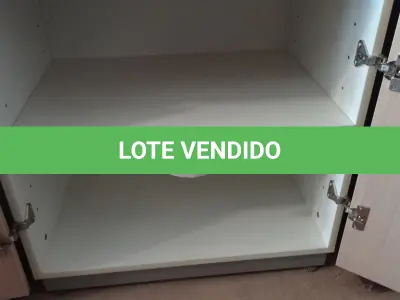 LOTE 257 - 01 ARMÁRIO BAIXO EM MADEIRA 02 PORTAS. (NO ESTADO EM QUE SE ENCONTRA. SUJEITO A AVARIAS OCULTAS/VISÍVEIS.)