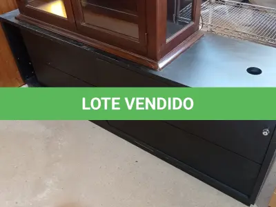 LOTE 453 - 01 RACK PRETO COM PORTA DE CORRER. (NO ESTADO EM QUE SE ENCONTRA. SUJEITO A AVARIAS OCULTAS/VISÍVEIS.)