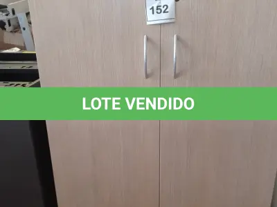 LOTE 152 - 01 ARMÁRIO BAIXO MADEIRA NA COR CLARA 02 PORTAS. (NO ESTADO EM QUE SE ENCONTRA. SUJEITO A AVARIAS OCULTAS/VISÍVEIS.)