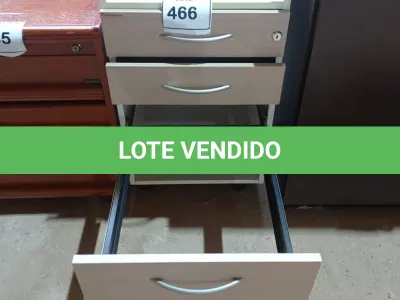 LOTE 466 - 01 GAVETEIRO DE MADEIRA CLARA COM 03 GAVETAS. (NO ESTADO EM QUE SE ENCONTRA. SUJEITO A AVARIAS OCULTAS/VISÍVEIS.)