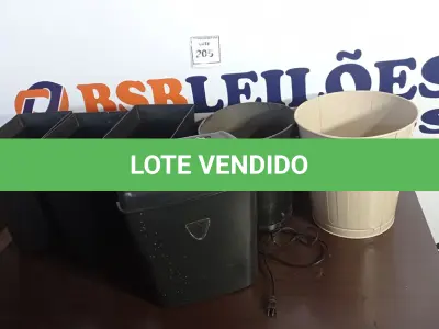 LOTE 205 - 05 LIXEIRAS E 01 FRAGMENTADORA DE PAPEL. (NO ESTADO EM QUE SE ENCONTRA. SUJEITO A AVARIAS OCULTAS/VISÍVEIS.)
