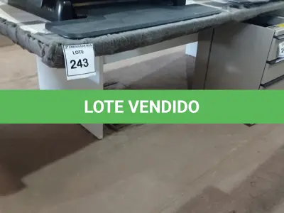 LOTE 243 - 01 MESA BRANCA DE MADEIRA. (NO ESTADO EM QUE SE ENCONTRA. SUJEITO A AVARIAS OCULTAS/VISÍVEIS.)