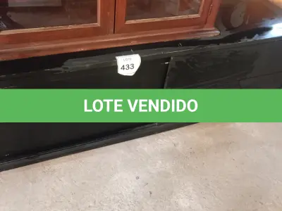 LOTE 433 - 01 RACK PRETO COM PORTA DE CORRER. (NO ESTADO EM QUE SE ENCONTRA. SUJEITO A AVARIAS OCULTAS/VISÍVEIS.)