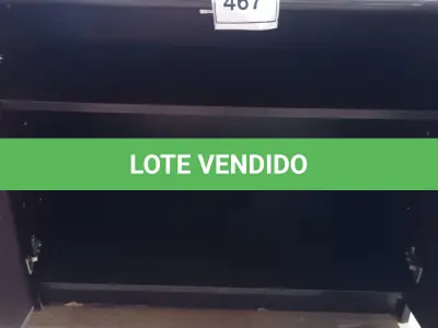 LOTE 467 - 01 ARMÁRIO BAIXO DE 02 PORTAS MADEIRA CLARA. (NO ESTADO EM QUE SE ENCONTRA. SUJEITO A AVARIAS OCULTAS/VISÍVEIS.)