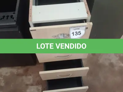 LOTE 135 - 01 GAVETEIRO EM MADEIRA COM 04 GAVETAS. (NO ESTADO EM QUE SE ENCONTRA. SUJEITO A AVARIAS OCULTAS/VISÍVEIS.)