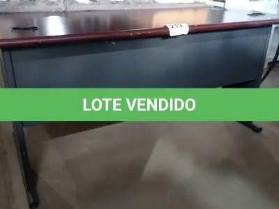 LOTE 219 - 01 MESA TAMPO EM MADEIRA COM PÉS EM AÇO. (NO ESTADO EM QUE SE ENCONTRA. SUJEITO A AVARIAS OCULTAS/VISÍVEIS.)