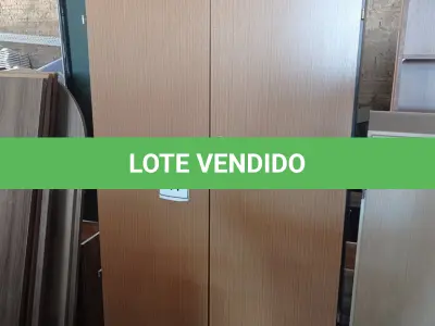 LOTE 144 - 01 ARMÁRIO MADEIRA ESCURA COM 02 PORTAS. (NO ESTADO EM QUE SE ENCONTRA. SUJEITO A AVARIAS OCULTAS/VISÍVEIS.)
