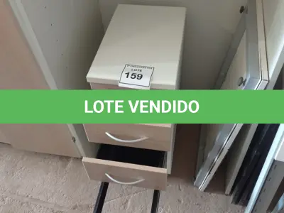 LOTE 159 - 01 ARMÁRIO EM MADEIRA SEM PRATELEIRA E 01 GAVETEIRO EM MADEIRA 03 GAVETAS. (NO ESTADO EM QUE SE ENCONTRA. SUJEITO A AVARIAS OCULTAS/VISÍVEIS.)