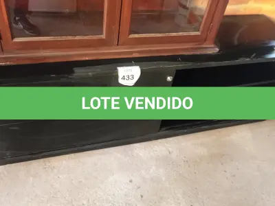 LOTE 433 - 01 RACK PRETO COM PORTA DE CORRER. (NO ESTADO EM QUE SE ENCONTRA. SUJEITO A AVARIAS OCULTAS/VISÍVEIS.)