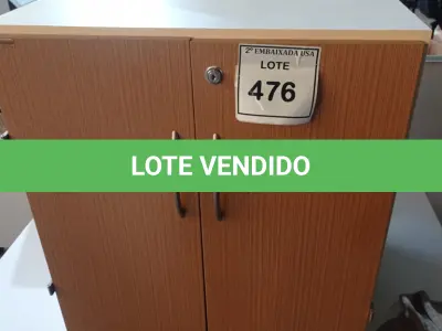 LOTE 476 - 01 ARMÁRIO BAIXO DE 02 PORTAS MADEIRA CLARA (NO ESTADO EM QUE SE ENCONTRA. SUJEITO A AVARIAS OCULTAS/VISÍVEIS.)