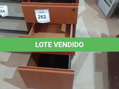 LOTE 262 - 01 GAVETEIRO MARROM COM 3 GAVETAS. (NO ESTADO EM QUE SE ENCONTRA. SUJEITO A AVARIAS OCULTAS/VISÍVEIS.)