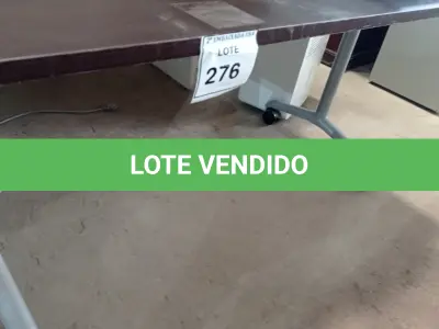 LOTE 276 - 01 MESA COM RODINHAS. (NO ESTADO EM QUE SE ENCONTRA. SUJEITO A AVARIAS OCULTAS/VISÍVEIS.)