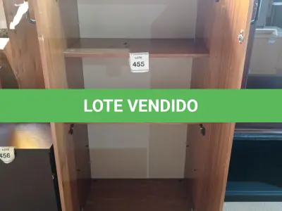 LOTE 455 - 01 ARMÁRIO EM MADEIRA 02 PORTAS. (NO ESTADO EM QUE SE ENCONTRA. SUJEITO A AVARIAS OCULTAS/VISÍVEIS.)