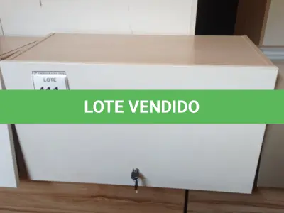 LOTE 411 - 01 ARMÁRIO SUSPENSO EM MADEIRA. (NO ESTADO EM QUE SE ENCONTRA. SUJEITO A AVARIAS OCULTAS/VISÍVEIS.)
