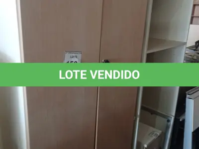 LOTE 158 - 01 ARMÁRIO EM MADEIRA 02 PORTAS. (NO ESTADO EM QUE SE ENCONTRA. SUJEITO A AVARIAS OCULTAS/VISÍVEIS.)