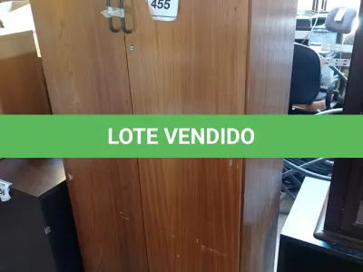 LOTE 455 - 01 ARMÁRIO EM MADEIRA 02 PORTAS. (NO ESTADO EM QUE SE ENCONTRA. SUJEITO A AVARIAS OCULTAS/VISÍVEIS.)