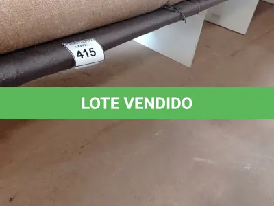 LOTE 415 - 01 MESA BRANCA DE MADEIRA. (NO ESTADO EM QUE SE ENCONTRA. SUJEITO A AVARIAS OCULTAS/VISÍVEIS.)
