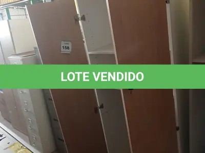 LOTE 158 - 01 ARMÁRIO EM MADEIRA 02 PORTAS. (NO ESTADO EM QUE SE ENCONTRA. SUJEITO A AVARIAS OCULTAS/VISÍVEIS.)
