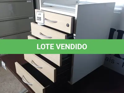 LOTE 235 - 01 GAVETEIRO BEGE COM 5 GAVETAS. (NO ESTADO EM QUE SE ENCONTRA. SUJEITO A AVARIAS OCULTAS/VISÍVEIS.)