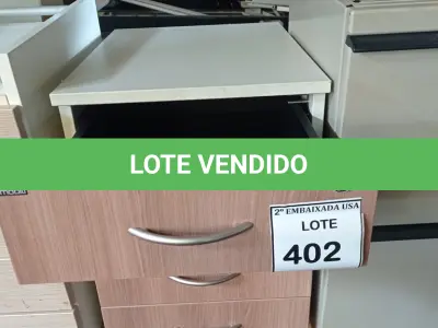 LOTE 402 - 01 GAVETEIRO EM MADEIRA 04 GAVETAS. (NO ESTADO EM QUE SE ENCONTRA. SUJEITO A AVARIAS OCULTAS/VISÍVEIS.)