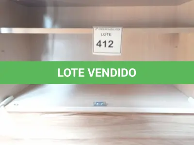 LOTE 412 - 01 ARMÁRIO SUSPENSO EM MADEIRA. (NO ESTADO EM QUE SE ENCONTRA. SUJEITO A AVARIAS OCULTAS/VISÍVEIS.)