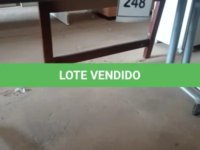 LOTE 248 - 01 MESA COM RODINHAS. (NO ESTADO EM QUE SE ENCONTRA. SUJEITO A AVARIAS OCULTAS/VISÍVEIS.)