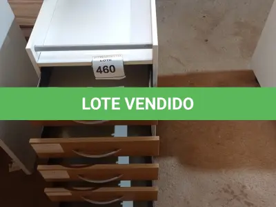 LOTE 460 - 01 GAVETEIRO DE MADEIRA COM 5 GAVETAS. (NO ESTADO EM QUE SE ENCONTRA. SUJEITO A AVARIAS OCULTAS/VISÍVEIS.)