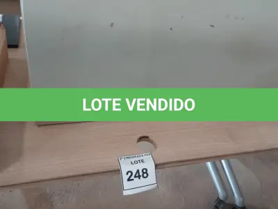 LOTE 248 - 01 MESA COM RODINHAS. (NO ESTADO EM QUE SE ENCONTRA. SUJEITO A AVARIAS OCULTAS/VISÍVEIS.)