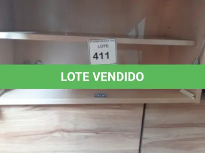 LOTE 411 - 01 ARMÁRIO SUSPENSO EM MADEIRA. (NO ESTADO EM QUE SE ENCONTRA. SUJEITO A AVARIAS OCULTAS/VISÍVEIS.)