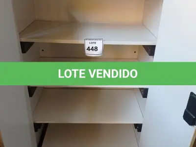 LOTE 448 - 01 ARMÁRIO ALTO DE 02 PORTAS. (NO ESTADO EM QUE SE ENCONTRA. SUJEITO A AVARIAS OCULTAS/VISÍVEIS.)
