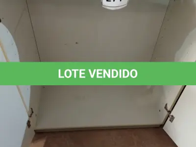 LOTE 271 - 01 ARMÁRIO MÉDIO EM MADEIRA 02 PORTAS SEM PRATELEIRAS. (NO ESTADO EM QUE SE ENCONTRA. SUJEITO A AVARIAS OCULTAS/VISÍVEIS.)