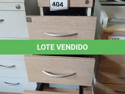 LOTE 404 - 01 GAVETEIRO EM MADEIRA 03 GAVETAS. (NO ESTADO EM QUE SE ENCONTRA. SUJEITO A AVARIAS OCULTAS/VISÍVEIS.)