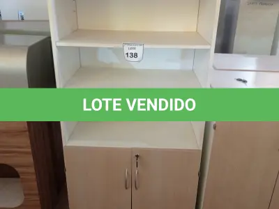 LOTE 138 - 01 ARMÁRIO EM MADEIRA COM 02 PORTAS 02 PRATELEIRAS. (NO ESTADO EM QUE SE ENCONTRA. SUJEITO A AVARIAS OCULTAS/VISÍVEIS.)