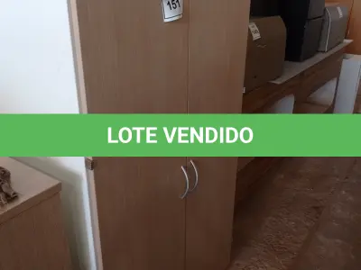LOTE 151 - 01 ARMÁRIO EM MADEIRA 02 PORTAS. (NO ESTADO EM QUE SE ENCONTRA. SUJEITO A AVARIAS OCULTAS/VISÍVEIS.)