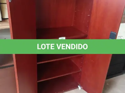 LOTE 441 - 01 ARMÁRIO ALTO DE 02 PORTAS. (NO ESTADO EM QUE SE ENCONTRA. SUJEITO A AVARIAS OCULTAS/VISÍVEIS.)