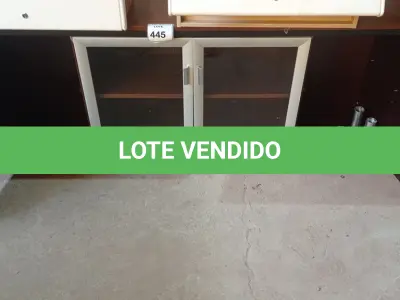 LOTE 445 - 01 RACK EM MADEIRA 04 PORTAS. (NO ESTADO EM QUE SE ENCONTRA. SUJEITO A AVARIAS OCULTAS/VISÍVEIS.)