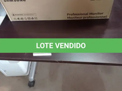 LOTE 276 - 01 MESA COM RODINHAS. (NO ESTADO EM QUE SE ENCONTRA. SUJEITO A AVARIAS OCULTAS/VISÍVEIS.)