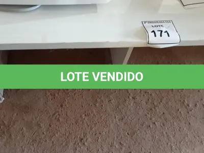 LOTE 171 - 01 MESA BRANCA DE MADEIRA. (NO ESTADO EM QUE SE ENCONTRA. SUJEITO A AVARIAS OCULTAS/VISÍVEIS.)