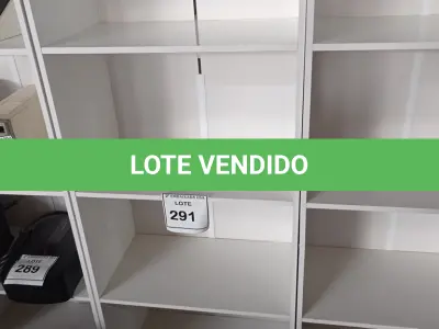 LOTE 291 - 01 ESTANTE BRANCA. (NO ESTADO EM QUE SE ENCONTRA. SUJEITO A AVARIAS OCULTAS/VISÍVEIS.)