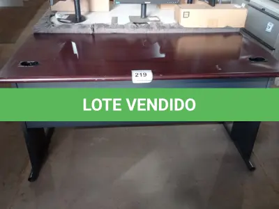 LOTE 219 - 01 MESA TAMPO EM MADEIRA COM PÉS EM AÇO. (NO ESTADO EM QUE SE ENCONTRA. SUJEITO A AVARIAS OCULTAS/VISÍVEIS.)