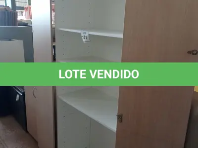 LOTE 151 - 01 ARMÁRIO EM MADEIRA 02 PORTAS. (NO ESTADO EM QUE SE ENCONTRA. SUJEITO A AVARIAS OCULTAS/VISÍVEIS.)