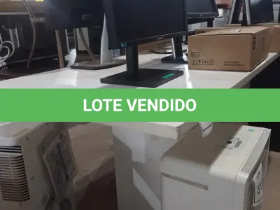 LOTE 311 - 01 MESA BRANCA DE MADEIRA. (NO ESTADO EM QUE SE ENCONTRA. SUJEITO A AVARIAS OCULTAS/VISÍVEIS.)