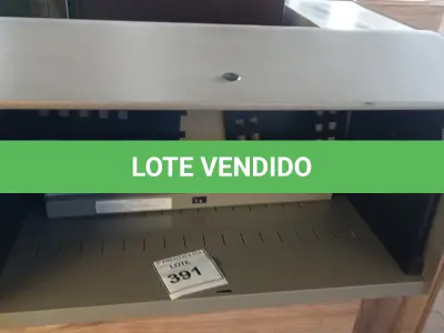 LOTE 391 - 01 ARMÁRIO EM AÇO SUSPENSO. (NO ESTADO EM QUE SE ENCONTRA. SUJEITO A AVARIAS OCULTAS/VISÍVEIS.)