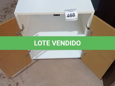 LOTE 468 - 01 ARMÁRIO BAIXO DE 02 PORTAS MADEIRA CLARA. (NO ESTADO EM QUE SE ENCONTRA. SUJEITO A AVARIAS OCULTAS/VISÍVEIS.)
