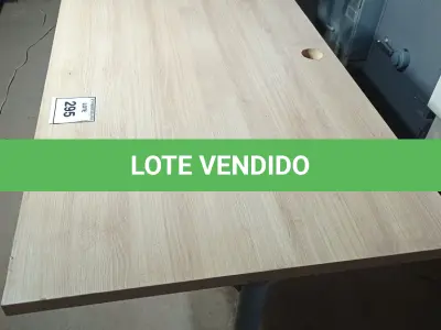 LOTE 295 - 01 MESA COM RODINHAS. (NO ESTADO EM QUE SE ENCONTRA. SUJEITO A AVARIAS OCULTAS/VISÍVEIS.)