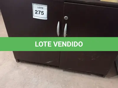 LOTE 275 - 01 ARMÁRIO EM MADEIRA 02 PORTAS. (NO ESTADO EM QUE SE ENCONTRA. SUJEITO A AVARIAS OCULTAS/VISÍVEIS.)