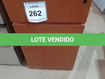 LOTE 262 - 01 GAVETEIRO MARROM COM 3 GAVETAS. (NO ESTADO EM QUE SE ENCONTRA. SUJEITO A AVARIAS OCULTAS/VISÍVEIS.)