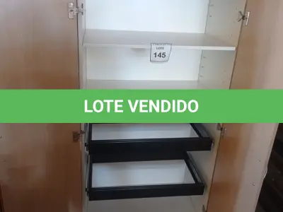 LOTE 145 - 01 ARMÁRIO ALTO EM MADEIRA COM 02 PORTAS. (NO ESTADO EM QUE SE ENCONTRA. SUJEITO A AVARIAS OCULTAS/VISÍVEIS.)